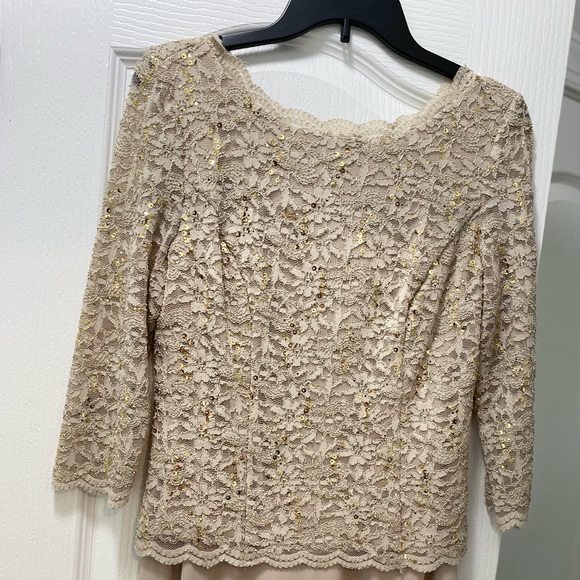 Lace and sheer gown with 3/4 sleeves - Picture 4 of 5